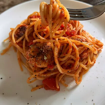 Спагетти с рублеными томатами и фрикадельками