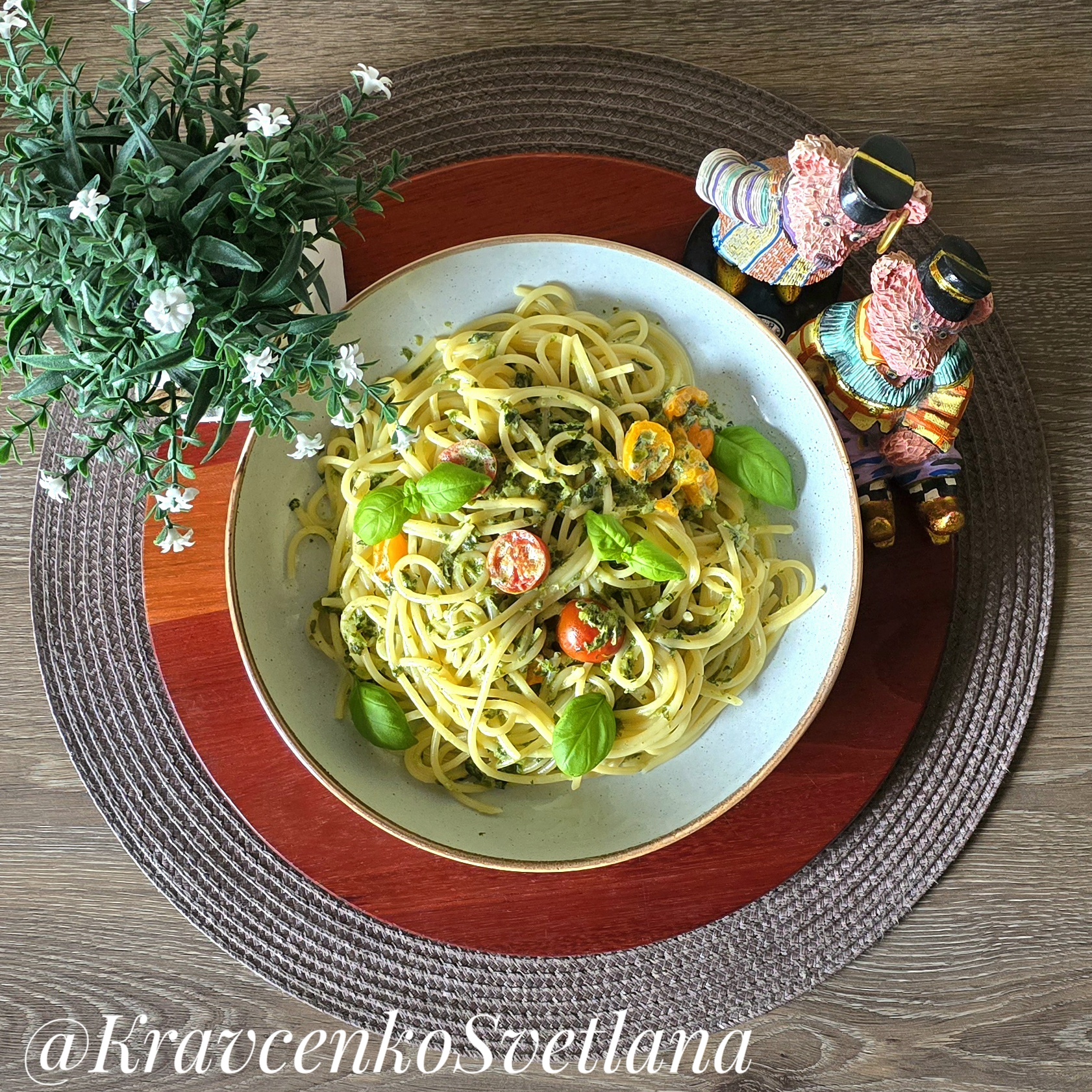 Спагетти с помидорами и шпинатом