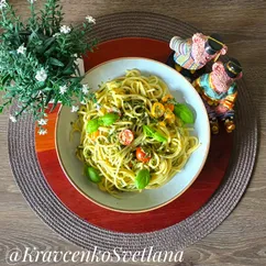 Спагетти с помидорами и шпинатом