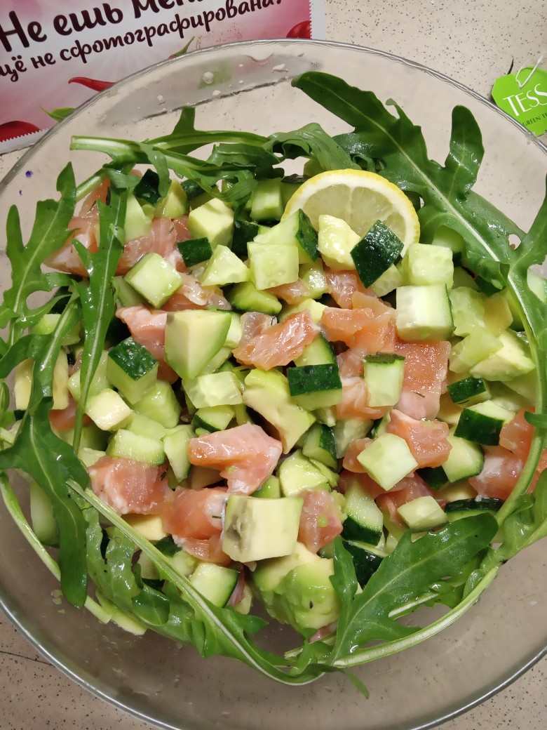 Салат из огурцов с авокадо и зеленью