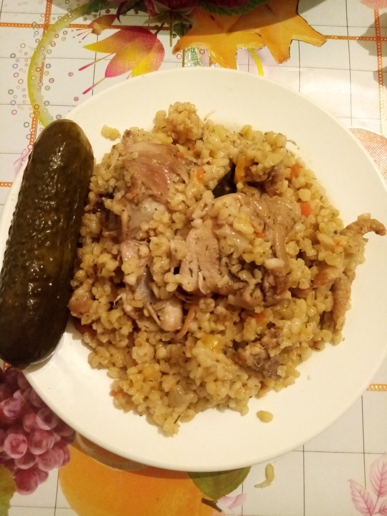 Булгур с куриными бёдрами и овощами