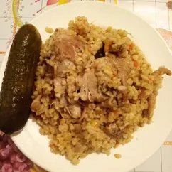 Булгур с куриными бёдрами и овощами