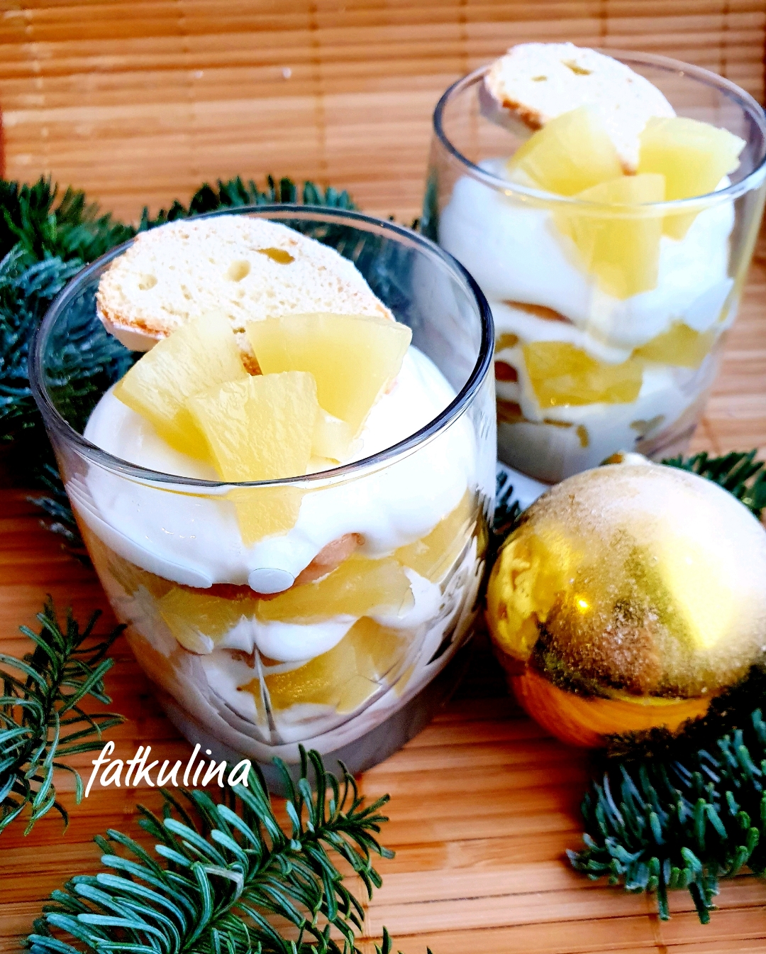 Десерт в стакане из пряника с сметанным кремом и ананасом