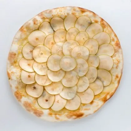 Пицца 'Два сыра' с грушами и орешками