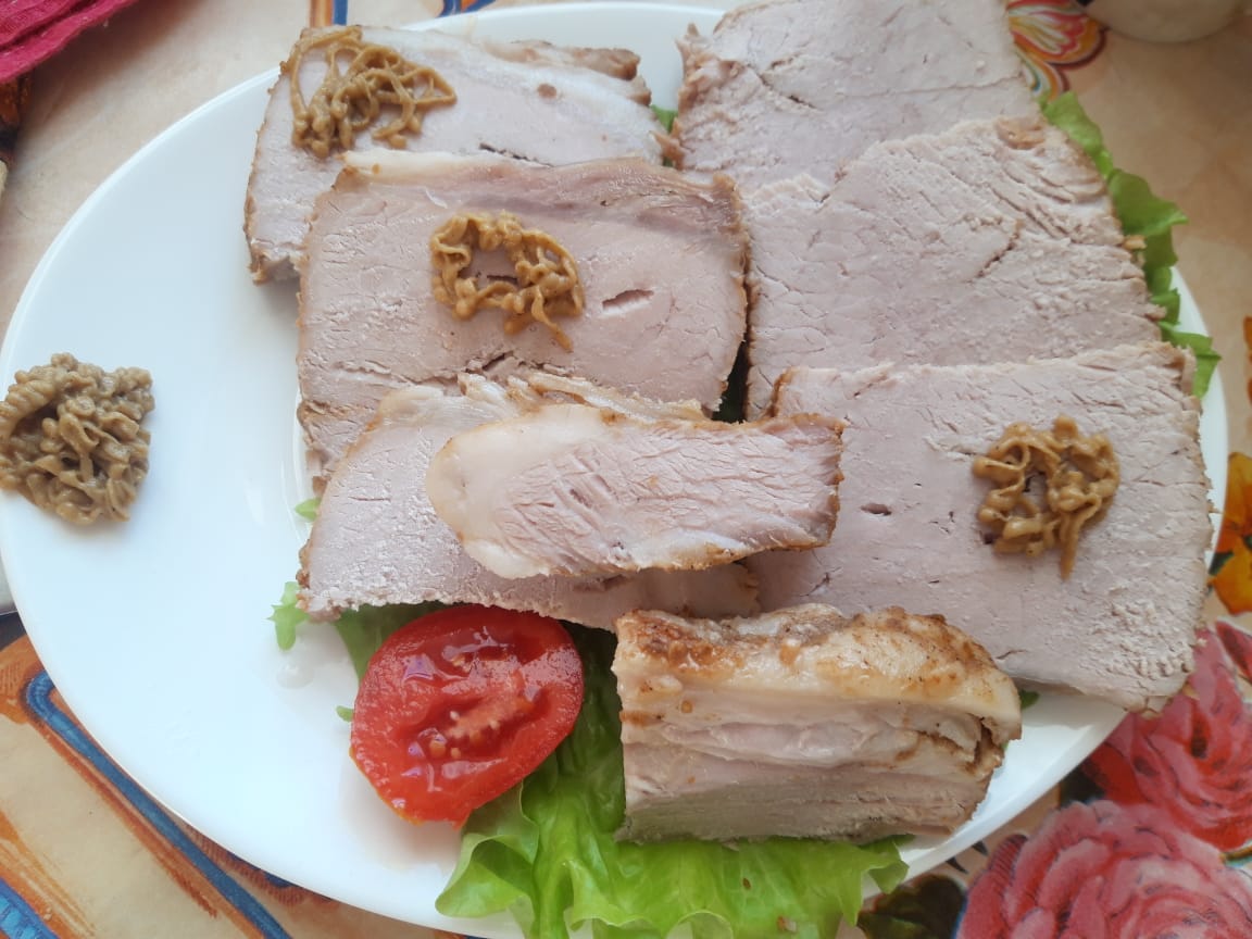 Сочная и мягкая свиная корейка на кости в медово-соевом соусе, запеченная в духовке — GotovLegko