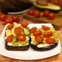 Изысканный салат 🥗 на чёрном хлебе