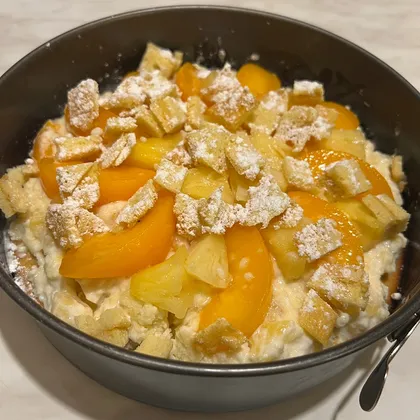 Бисквитный пирог с персиками и ананасами