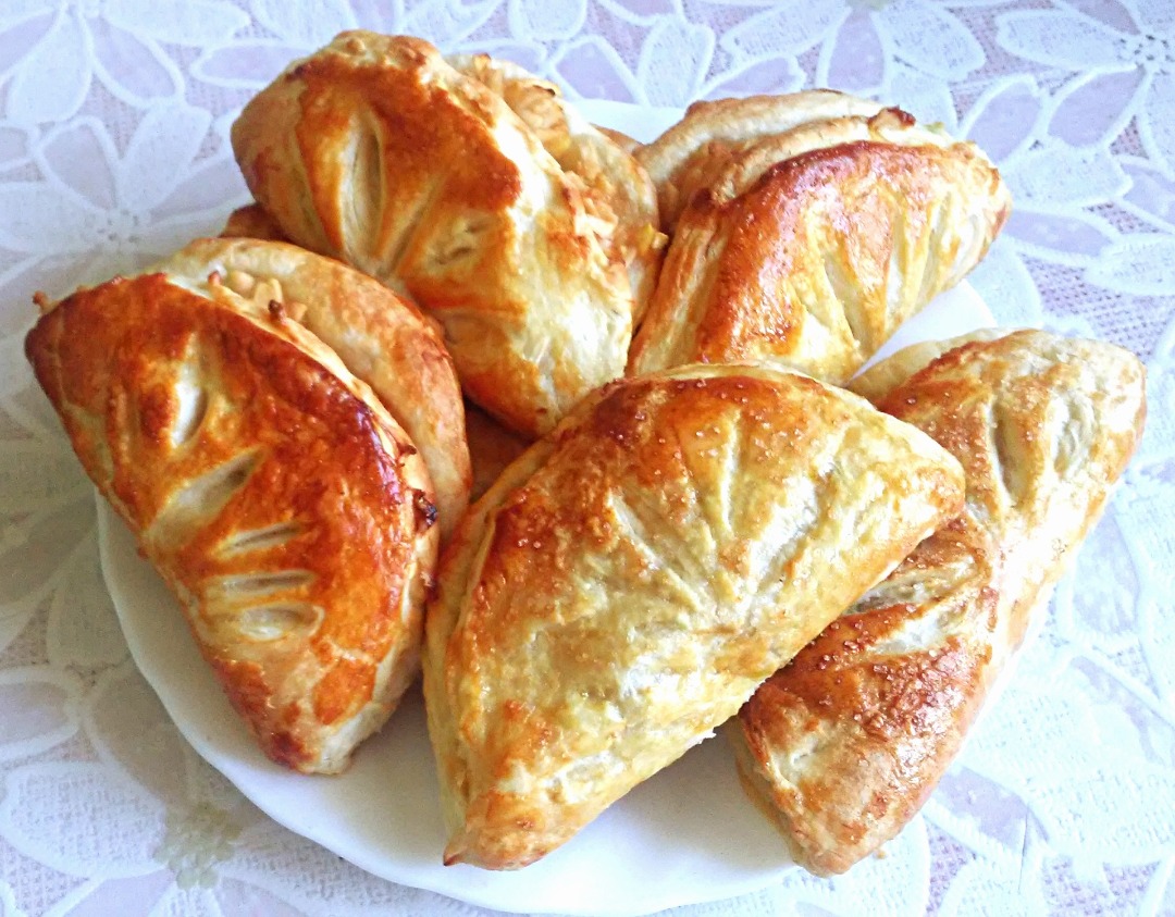 Слойки с яблочно-коричной начинкой