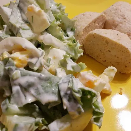 Свежий салат из огурцов, листьев салата и яиц со сметаной