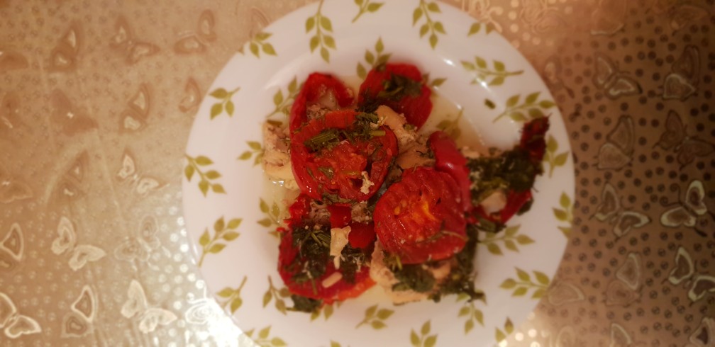Запеченная курица под овощами
