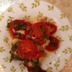 Запеченная курица под овощами