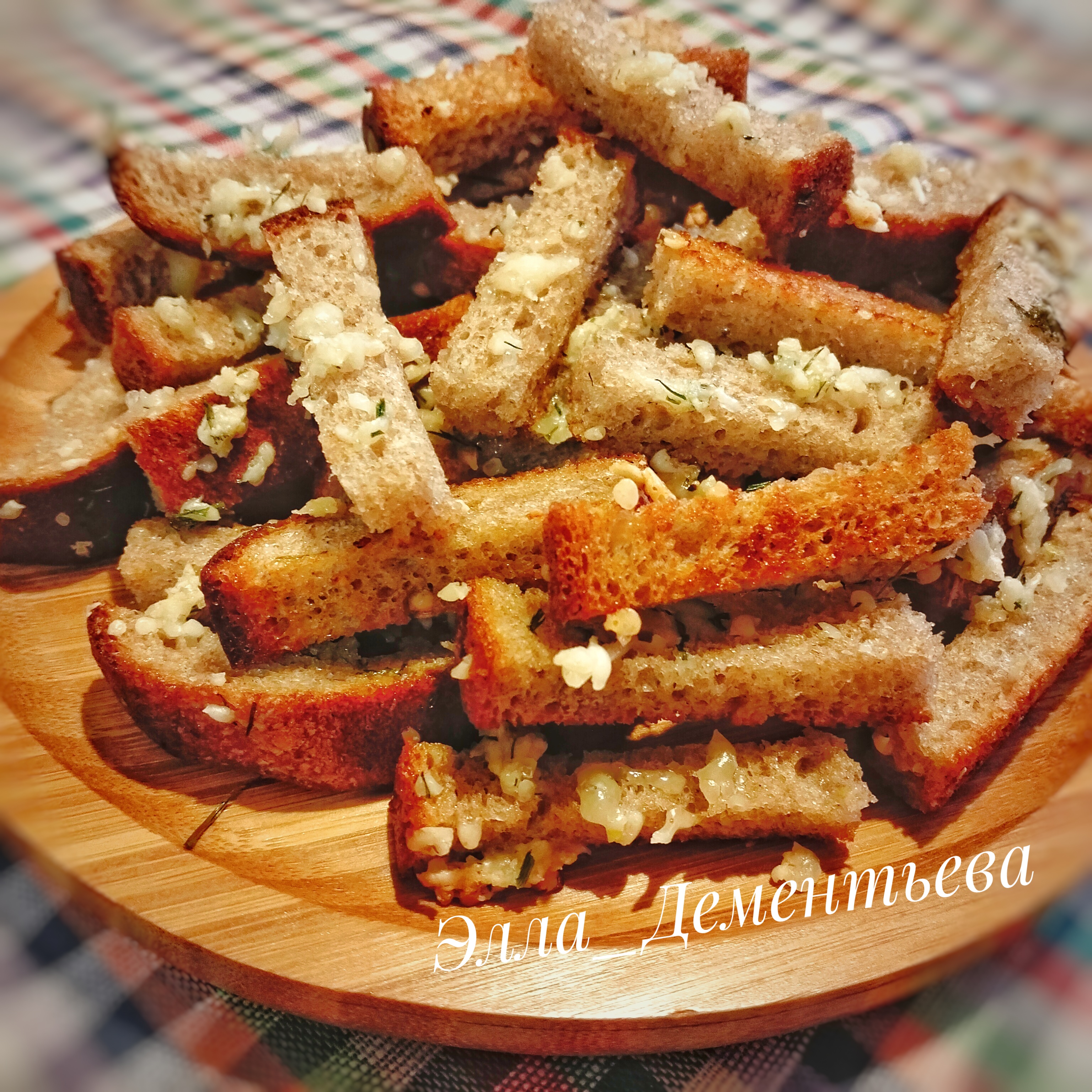 Сухарики с сыром и чесноком из чёрного хлеба 