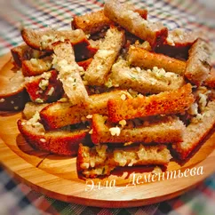 Сухарики с сыром и чесноком из чёрного хлеба