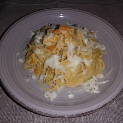Спагетти с индейкой и сыром