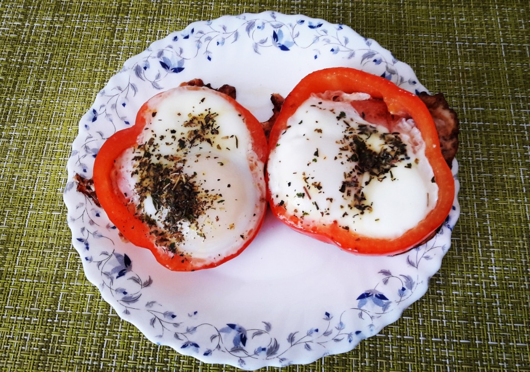 Глазунья в болгарском перце