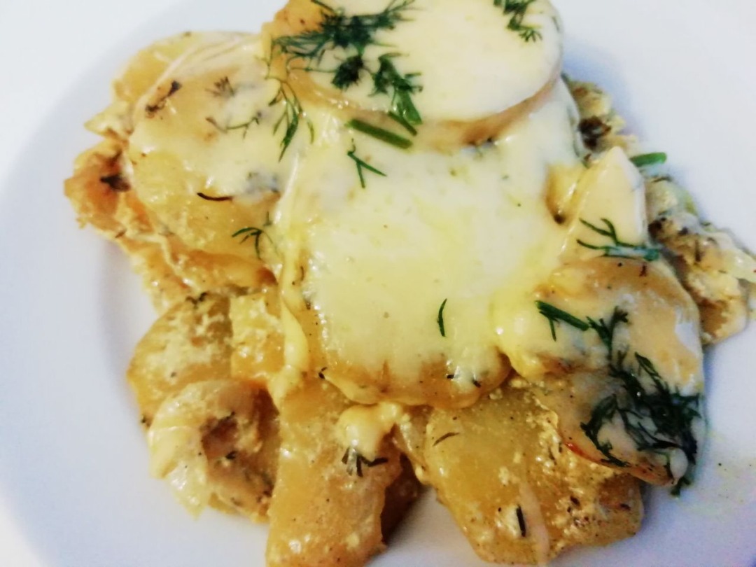 Картофель со сметаной и сыром в духовке