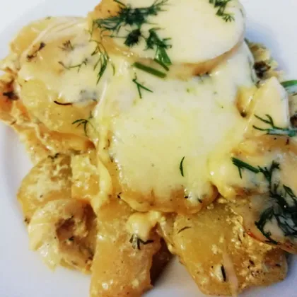 Картофель со сметаной и сыром в духовке