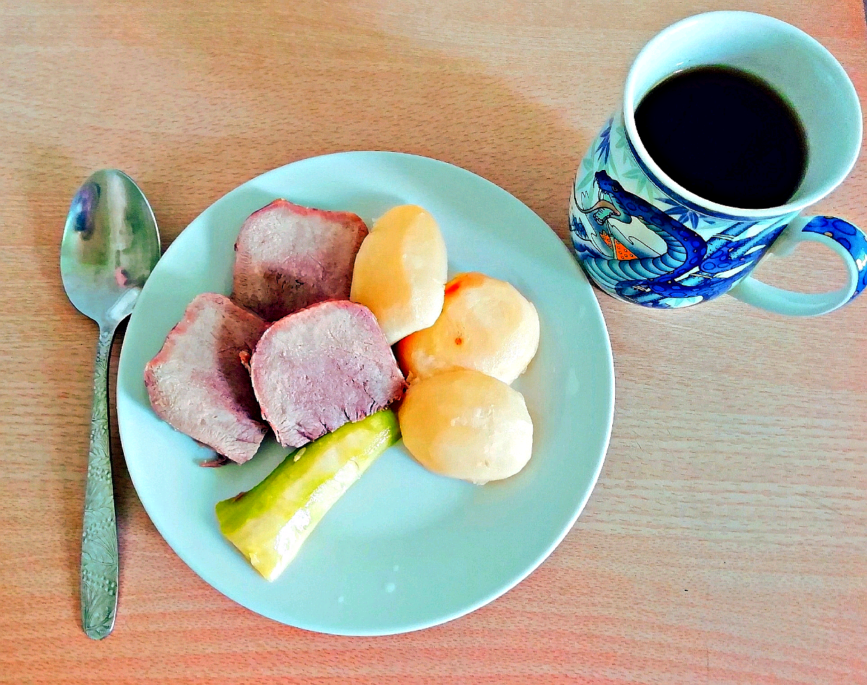 Отварной говяжий язык с запеченым цукини и картофелем