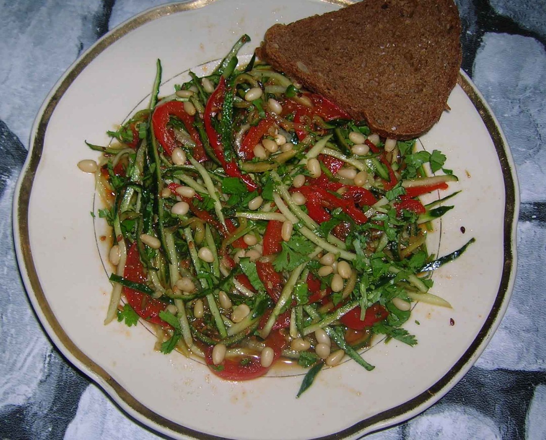 Салат из огурцов и сладкого перца