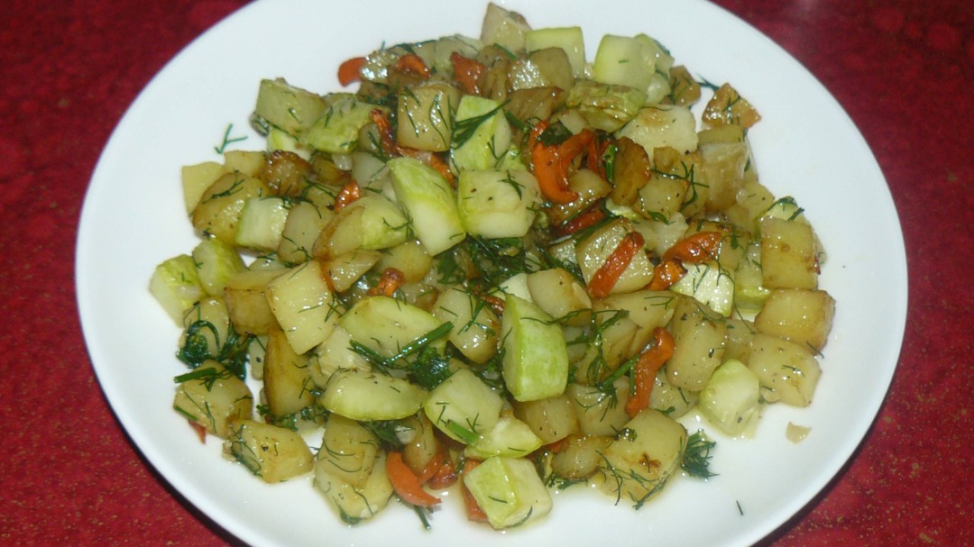 Молодая картошка с кабачком