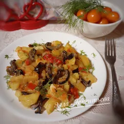 Картофель с грибами и овощами на сковороде 