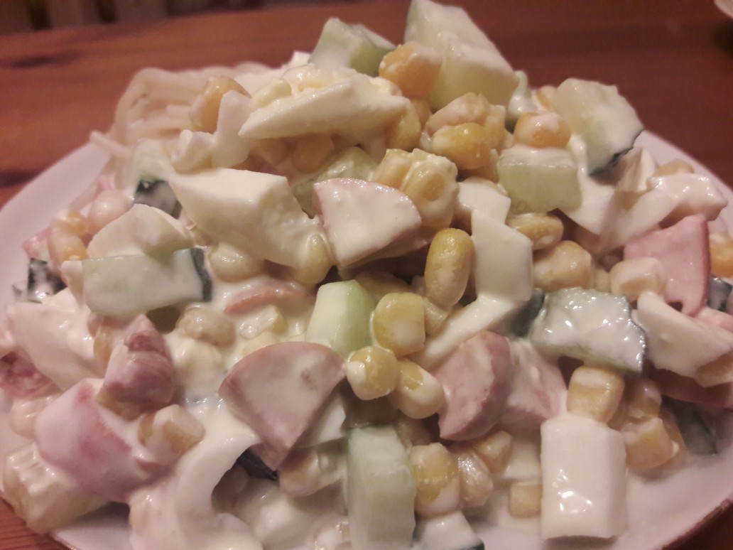 Салат с венскими сосисками