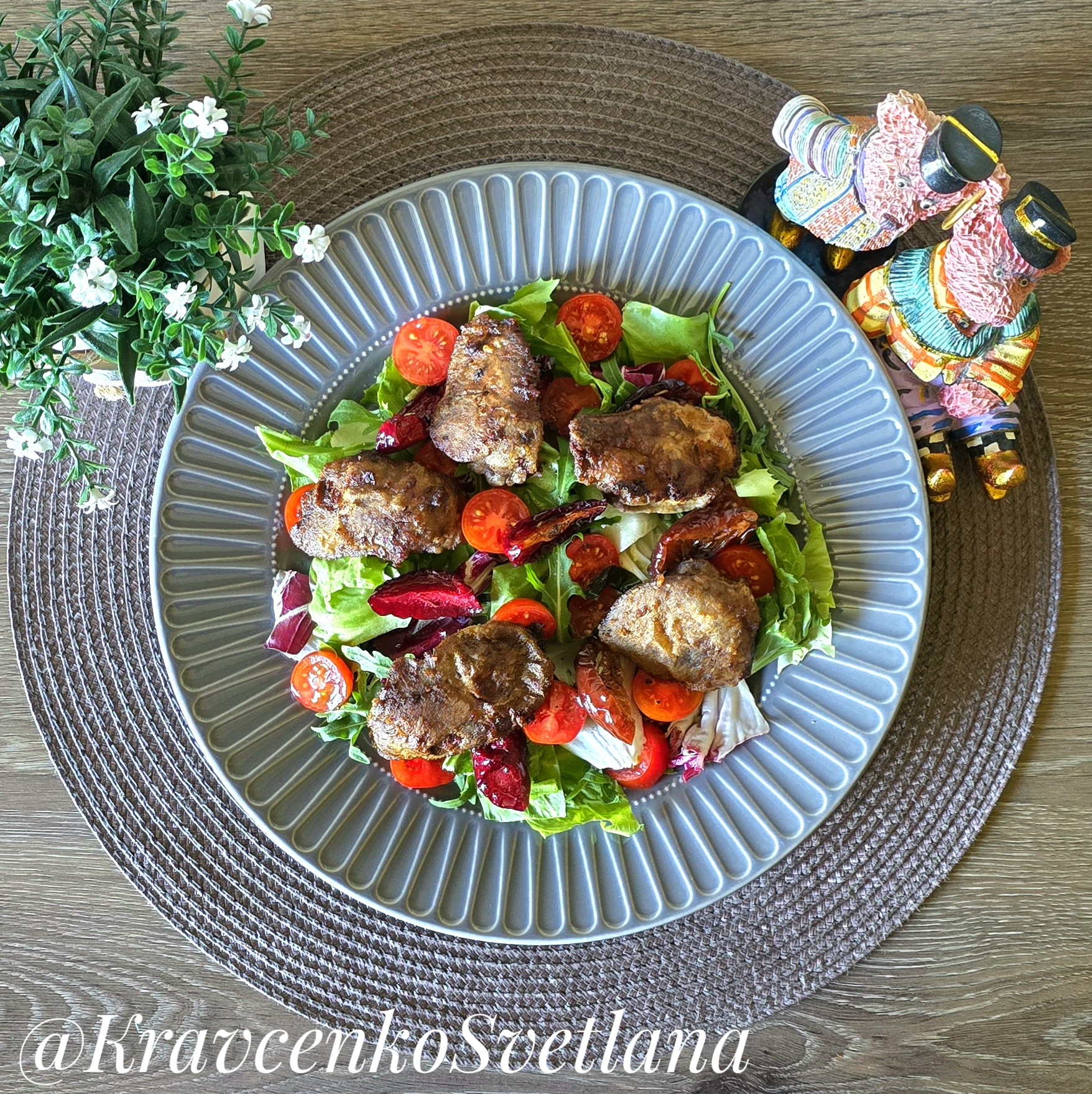 Салат с куриной печенью, помидорами черри и вялеными сливами