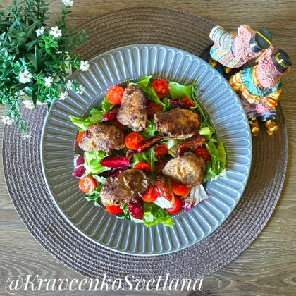 Салат с куриной печенью, помидорами черри и вялеными сливами