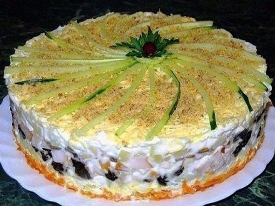 Слоёный салат с черносливом и орехами