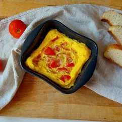 Омлет в микроволновке с помидорами и сыром🍳🍅🧀