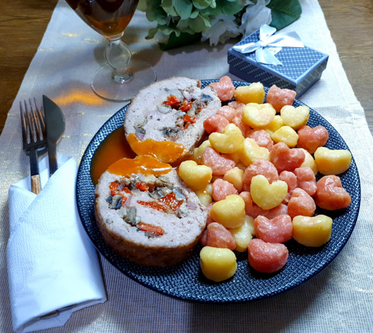 Мясной рулет с грибами, перцем и моцареллой