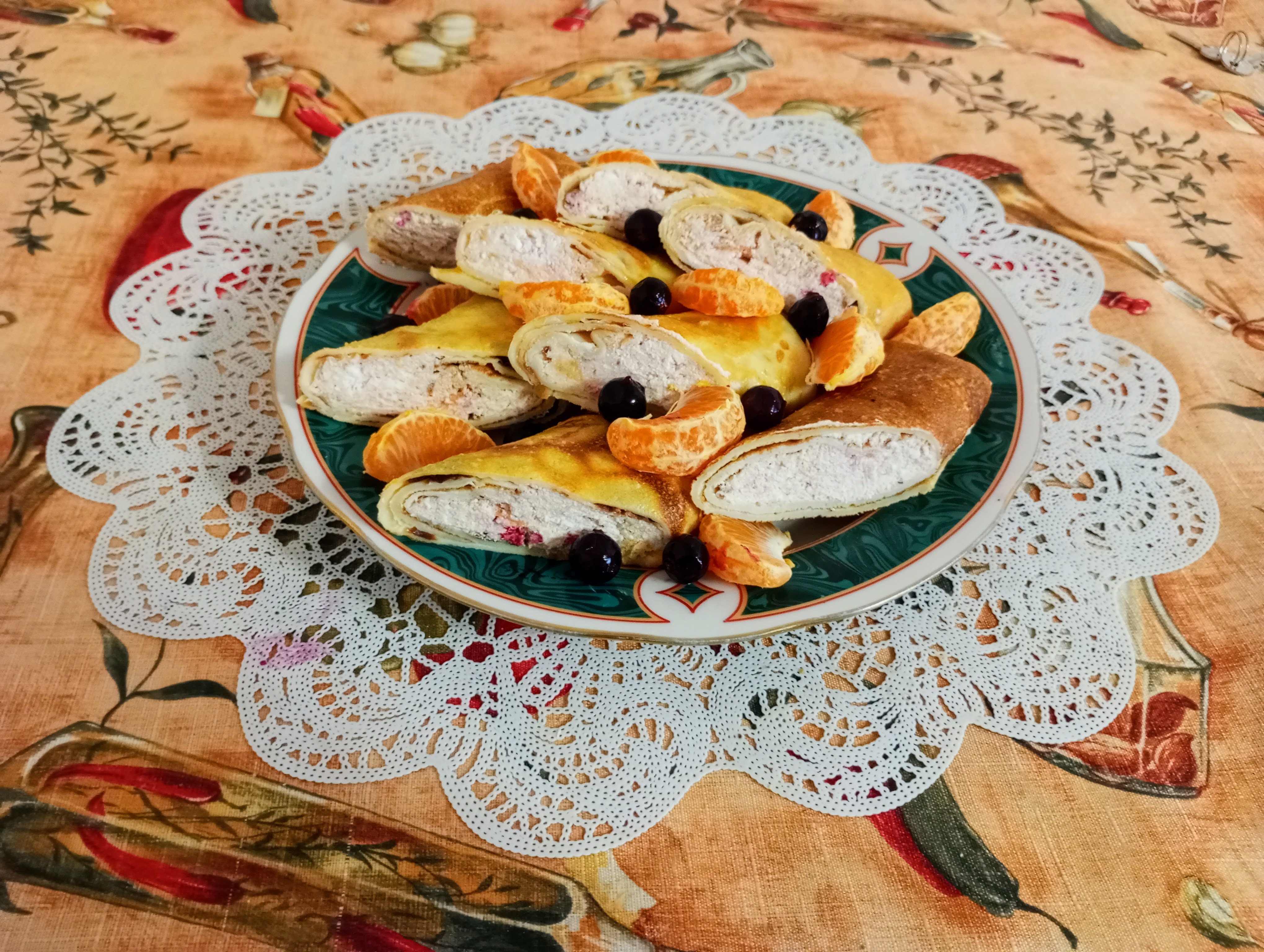 Блины с творогом и ягодами