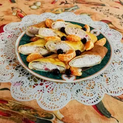 Блины с творогом и ягодами