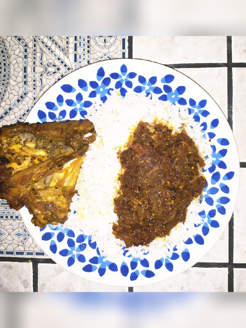 Куриные бедрышки с рисом и подливкой