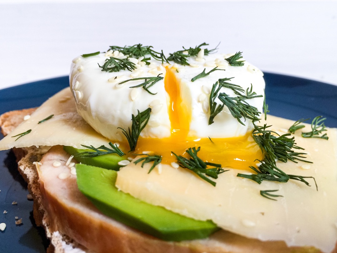 Быстрый завтрак — бутерброд с яйцом пашот