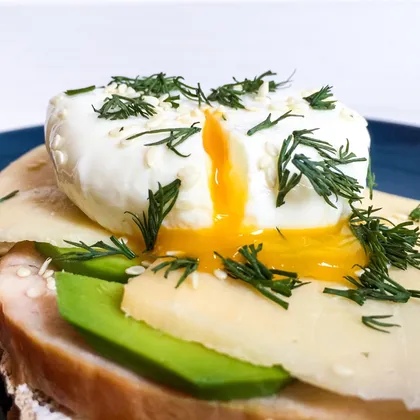 Быстрый завтрак — бутерброд с яйцом пашот