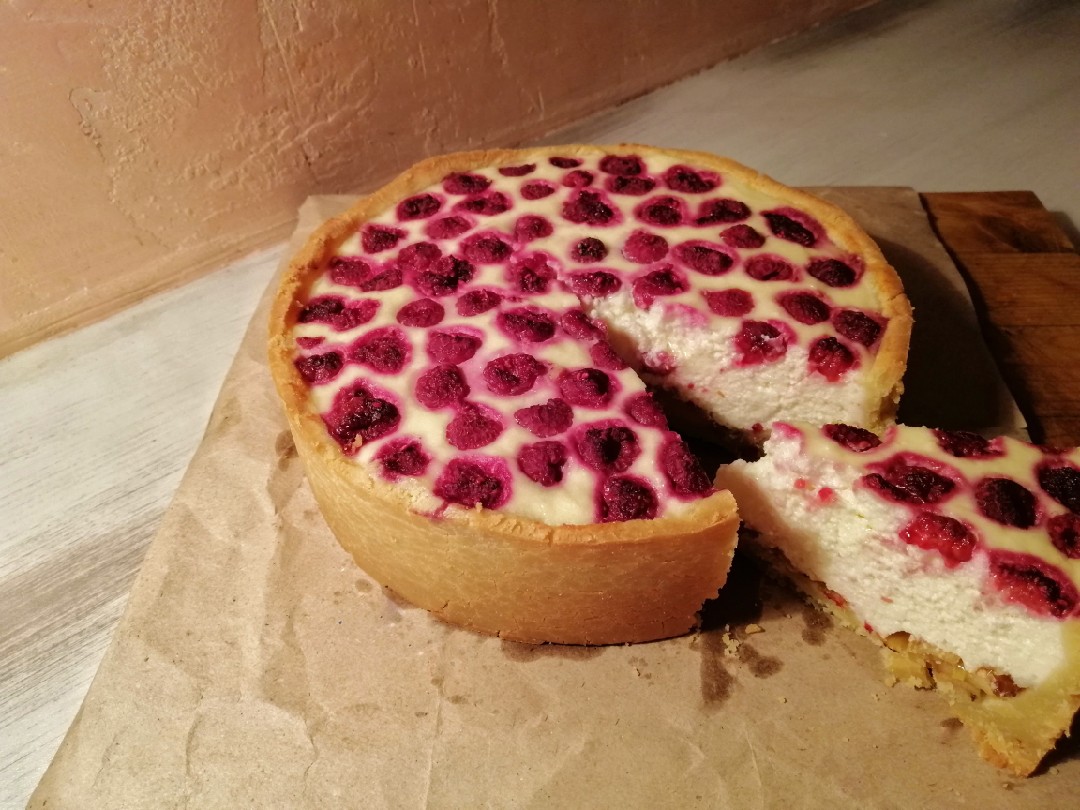 Тарт с творожной начинкой, малиной и карамелезированным яблоком