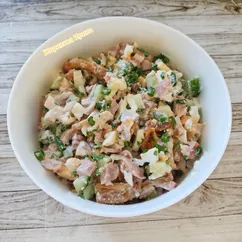 Салат с опятами, копчёной курицей и огурцом
