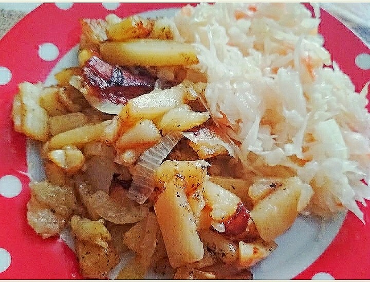 Жареная картошка с солёной капустой