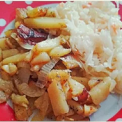 Жареная картошка с солёной капустой