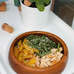 Салат с курицей, болгарским перцем и спаржевой фасолью