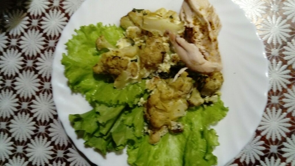 Цветная капуста с салатом и отварной курицей