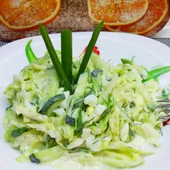 Салат из свежей капусты с огурцом, яйцами и зеленью