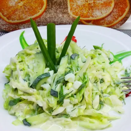 Салат из свежей капусты с огурцом, яйцами и зеленью