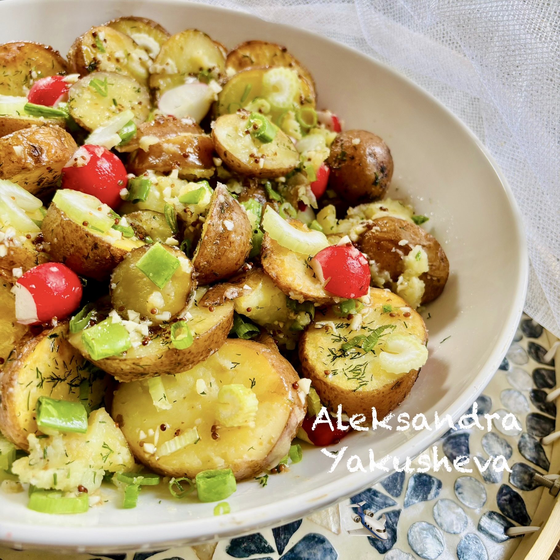 Картофельный салат с редисом и чесночно-медовой заправкой