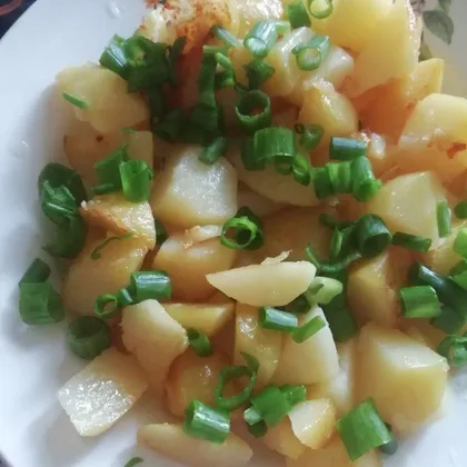 Молодая вареная картошечка с зеленым луком