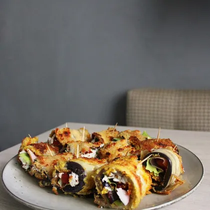 Рулетики из баклажанов с творожным сыром, листьями салата, грудинкой и помидорками