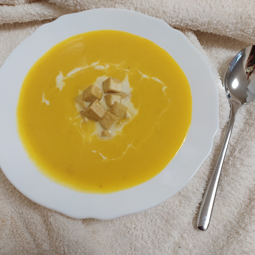 Тыквенный крем-суп с жареным тофу (веганский)