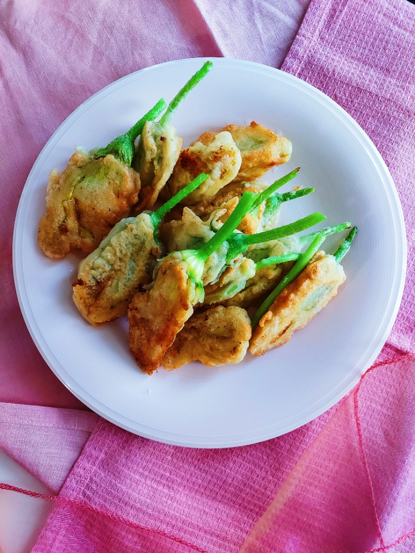 Цветки цукини с моцареллой в кляре