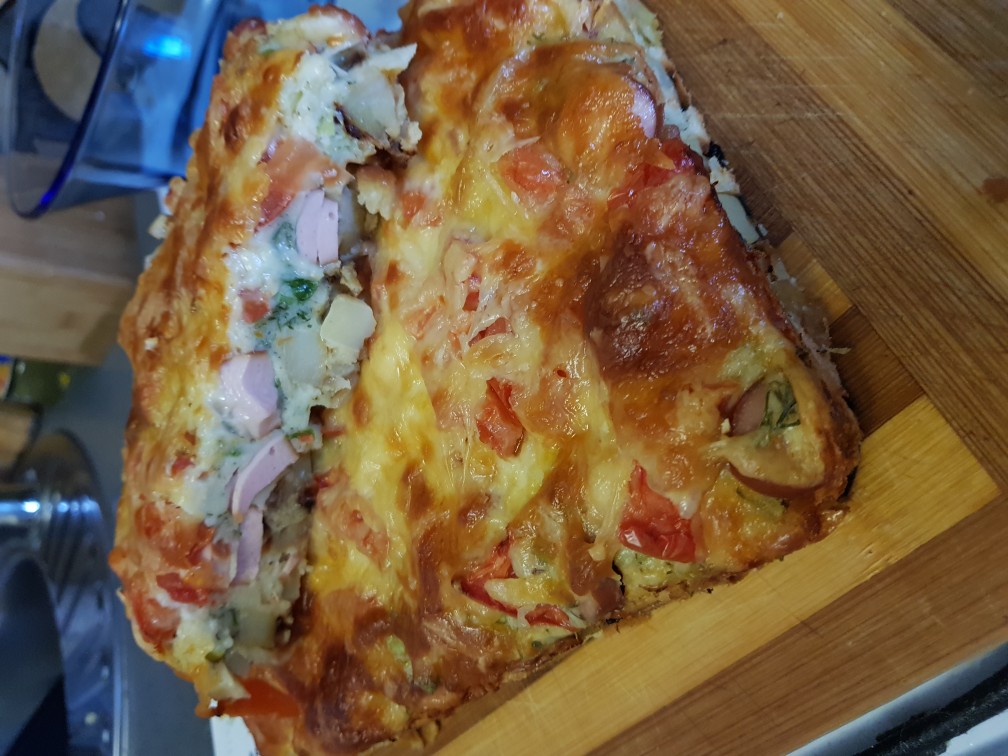 Пирог с картофелем и колбасками